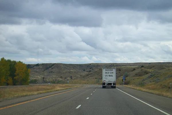 Στους Αυτοκινητοδρόμους Interstate Wyoming Οκτωβρίου Mail Μας Φορτηγό Ναυτιλία Πακέτα — Φωτογραφία Αρχείου