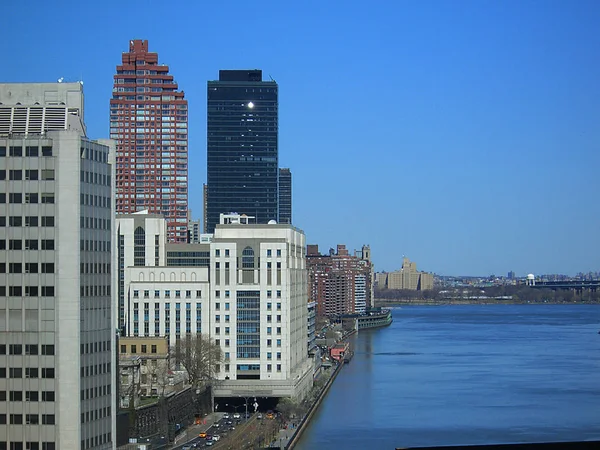 4月2日 第五十九街以北的建筑景观 从昆斯伯大桥上看 2006年4月2日在纽约 第一次定居于 1624年 纽约市现在有超过800万人的人口 — 图库照片