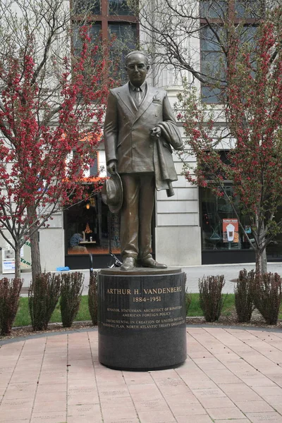 Grand Rapids Michigan April Arthur Vandenberg Statue Entrance Rosa Parks — Stock Photo, Image