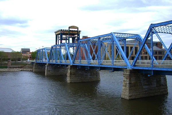 Grand Rapids Michigan Avril Pont Bleu Emblématique Sur Rivière Grand — Photo