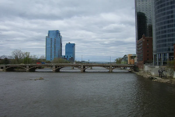 Grand Rapids Μίτσιγκαν Απριλίου Κτίρια Στις Όχθες Του Μεγάλου Ποταμού — Φωτογραφία Αρχείου