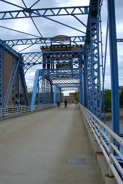 Grand Rapids Michigan Abril Ponte Azul Icônica Grand River Abril — Fotografia de Stock