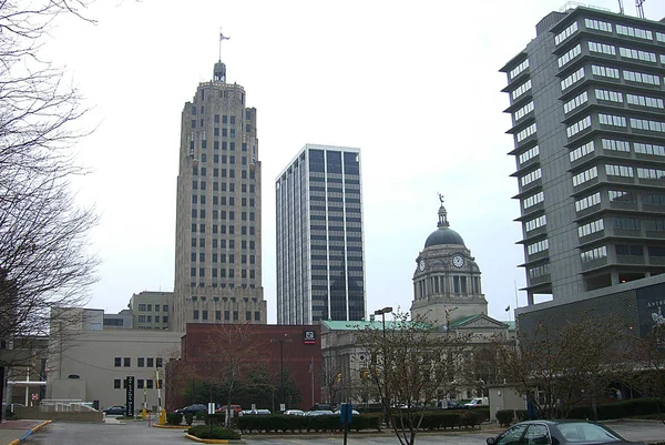 Fort Wayne, Indiana 20 Nisan: Fort Wayne, Indiana'nın şehir manzarası üzerinde 20 Nisan 2008. 1902 yılında tamamlanan Allen ilçe Adliye içerir.