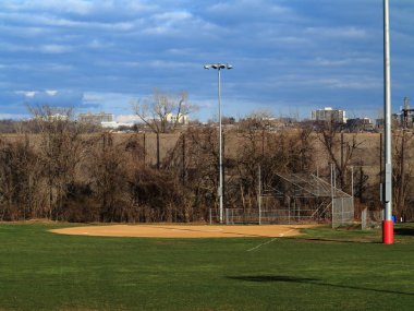 Softball alan - stadyum ışık kuleleri ve mavi gökyüzü ve clouds.ball eğe
