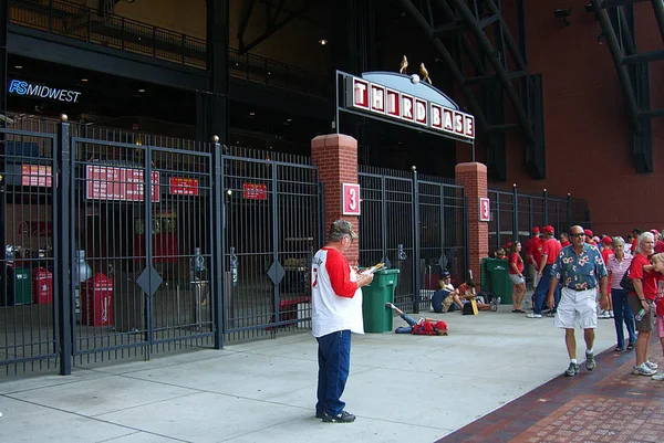 Louis Září Neidentifikovaný Fanoušci Čekat Baseball Mimo Busch Stadium Domov — Stock fotografie