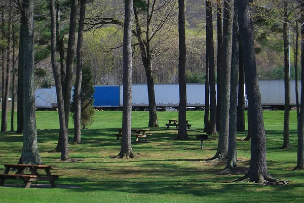州际休息区卡车停在宾夕法尼亚州郊区的州际公路上 — 图库照片