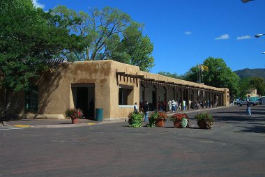 Santa Fe, New Mexico - 23 Eylül: Alışveriş ve turistler Amerikan yerlisi, 23 Eylül 2010 tarihinde Santa Fe, New Mexico Pazar. Piyasada 1610 inşa valiler, Sarayı'nda düzenlenen.