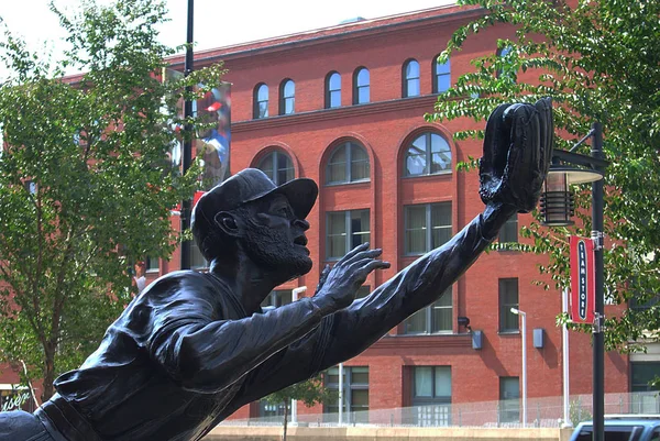 Louis Września Ozzie Smith Statua Poza Busch Stadium Domu Kardynałów — Zdjęcie stockowe