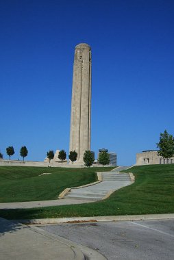 Özgürlük Anıtı - Kansas City, Missouri. Ulusal ı. Dünya Savaşı Müzesi üstüne uzun boylu Simgesel Yapı.