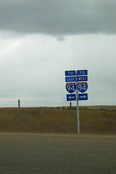 I94 Πινακίδες Μοντάνα Διαπολιτειακό Αυτοκινητόδρομο Για Μια Ημέρα Συννεφιά — Φωτογραφία Αρχείου