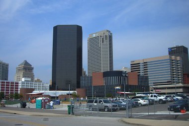 St. Louis, Missouri - 18 Eylül: Şehir sokak sahne ve mimari Busch 18 Eylül 2010 tarihinde St. Louis, Missouri'de yakın: Stadium. St. Louis olduğunu büyük bir bize şehir Mississippi Nehri'nin bitişik.