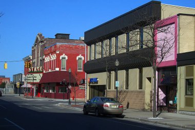 Alpena Michigan 18 Nisan: Amerikan küçük kasabada şehir merkezinde 18 Nisan 2010 tarihinde vintage bir tiyatro. Alpena kuzeydoğu Michigan büyük kentidir.