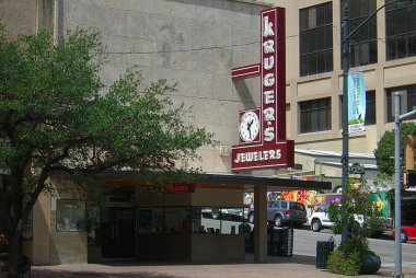 Austin, Teksas - 26 Eylül: Klasik mağaza ve tabela üzerinde Eylül 26, 2010 Austin, Teksas sokak sahne. Austin Teksas Eyalet başkenti olduğunu.