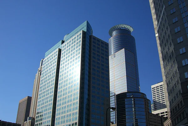 明るい青い空に高層ビルの上昇 太陽反射のミネアポリスの高層ビル — ストック写真