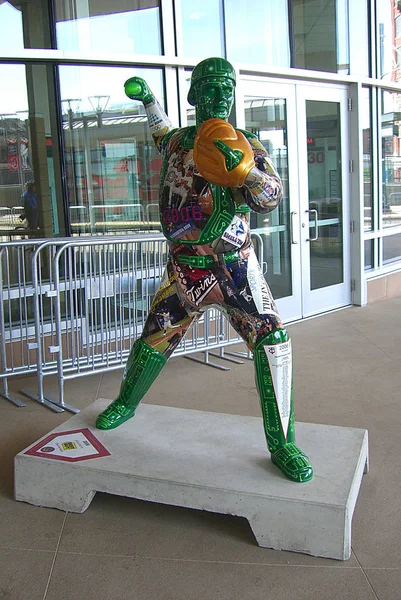 明尼苏达州明尼阿波利斯 4月21日 捕手乔毛尔雕像在目标场 明尼苏达双床棒球队的家2010年4月21日在明尼阿波利斯 明尼苏达州 2010年启用的目标字段 — 图库照片
