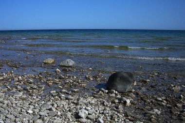 Göl Huron Rocky Beach - kayalar ve kum Gölü kıyısındaki Huron Michigan, Büyük Göller üzerinde.