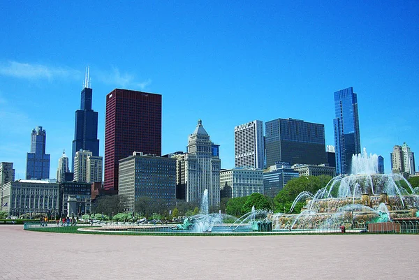 芝加哥 4月26日 2010年4月26日 在伊利诺伊州芝加哥 著名的白金汉喷泉后面的摩天大楼 风城是美国第三大城市 也是全球商业中心 — 图库照片