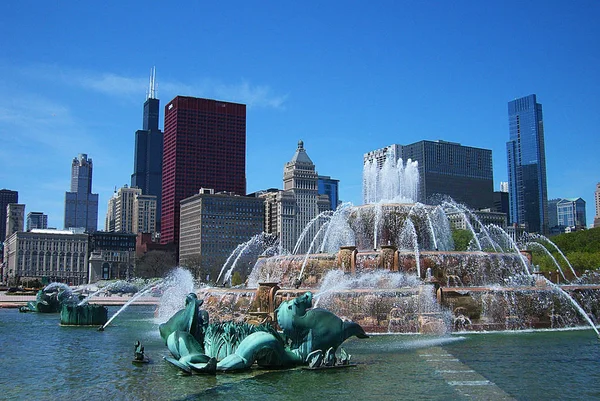 芝加哥 4月26日 2010年4月26日 在伊利诺伊州芝加哥 著名的白金汉喷泉后面的摩天大楼 风城是美国第三大城市 也是全球商业中心 — 图库照片