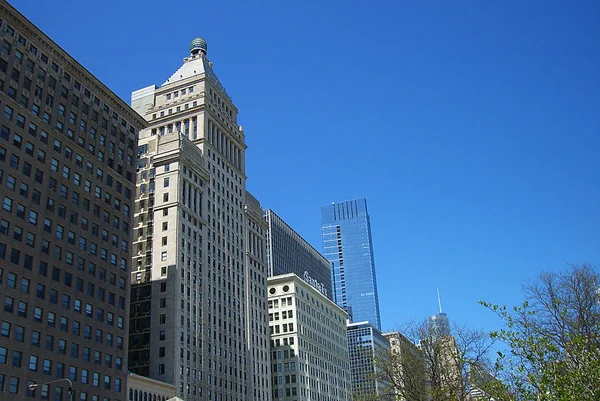 芝加哥 4月26日 2010年4月26日 伊利诺伊州芝加哥的大城市建筑和建筑 风城是美国第三大城市 也是全球商业中心 — 图库照片
