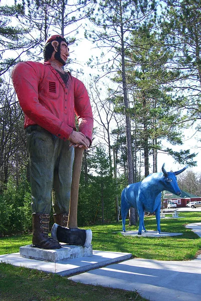 Ossineke M奇根 班扬和贝贝牛雕像于2010年4月19日在密县 Ossineke 班尼恩雕像有25英尺高 — 图库照片