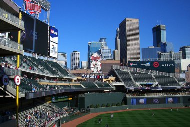 Minneapolis, Minnesota Nisan 21: Hedef Field Vintage logosu ve şehir binaları, Nisan'da Minnesota Twins beyzbol takımının ev 21, 2010 Minneapolis, Minnesota. Hedef Alan 2010 yılında açıldı.