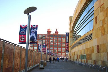 Minneapolis, Minnesota Nisan 22: Hedef Field dışında gelen fanlar, Nisan'da Minnesota Twins beyzbol takımının ev 22, 2010 Minneapolis, Minnesota. Hedef Alan 2010 yılında açıldı.