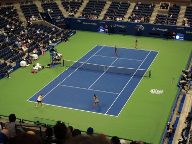 New York - 6 Eylül: 6 Eylül 2017'de New York'ta oynanan ABD Açık tenis maçı için kalabalık Arthur Ashe Stadyumu'nda bayanlar çiftler. Çatı 2016 turnuvası için zamanında kuruldu.