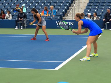 New York - 6 Eylül: 6 Eylül 2017'de New York'ta düzenlenen ABD Açık Tenis Şampiyonası'nda yeni Tribün Sahası'nda oynanan Kadınlar karşılaşmasında Gabriela Dabrowski (R) ve Yifan Xu'nun çiftler takımı. Tribün Mahkemesi 2016'da açıldı.
