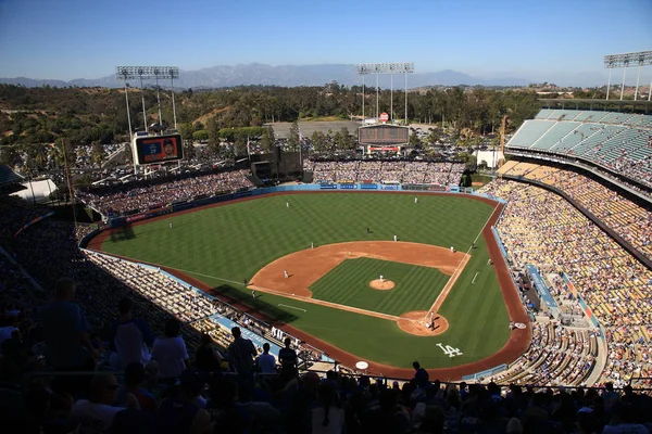 洛杉矶 经典视图的道奇体育场前阳光明媚的日子棒球在 2012 日在美国加利福尼亚州洛杉矶 道奇体育场 1962 年开业和成本 2300 图库照片