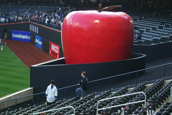 New York April Red Home Run Apple Citi Field April — Stock Photo, Image