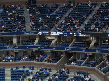 New York - 6 Eylül: Arthur Ashe Stadyumu'nda, kapalı bir çatı altında, 6 Eylül 2017 tarihinde New York'ta bir ABD Açık tenis maçı için skorbord. Çatı 2016 turnuvası için zamanında kuruldu.