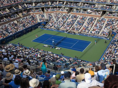 New York - 3 Eylül: Kalabalık bir Arthur Ashe Stadyumu, çatı eklendi önce, Bir ABD Açık tenis maçı Nishikori vs Wawrinka Eylül'de 3, 2014 New York. Çatı 2016 turnuvası için zamanında kuruldu.