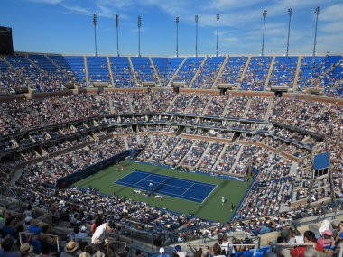 New York - 3 Eylül: Kalabalık bir Arthur Ashe Stadyumu, çatı eklendi önce, Bir ABD Açık tenis maçı Nishikori vs Wawrinka Eylül'de 3, 2014 New York. Çatı 2016 turnuvası için zamanında kuruldu.