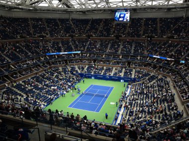 New York - 6 Eylül: 6 Eylül 2017'de New York'ta oynanan ABD Açık tenis maçı rublev vs Nadal öncesinde, kapalı bir çatı altında kalabalık bir Arthur Ashe Stadyumu. Çatı 2016 turnuvası için zamanında kuruldu.