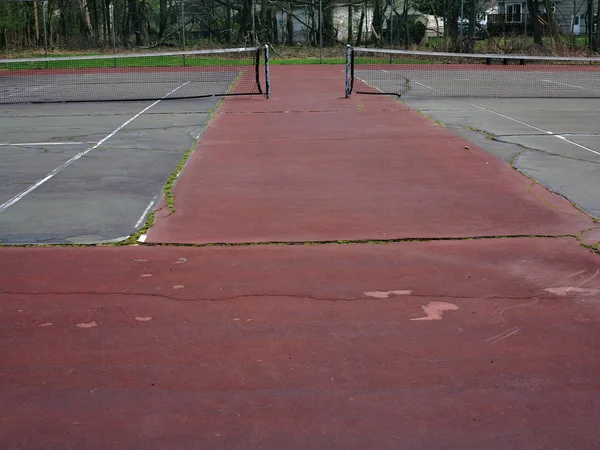 Teniszpályák Elhanyagolt Repedéseket Törmelékeket Tartalmazó Bíróságok Stock Kép