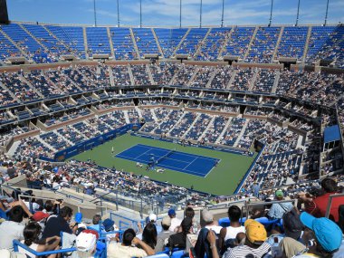 New York - 3 Eylül: Kalabalık bir Arthur Ashe Stadyumu, çatı eklendi önce, Bir ABD Açık tenis maçı Makarova vs Azarenka Eylül'de 3, 2014 New York. Çatı 2016 turnuvası için zamanında kuruldu.