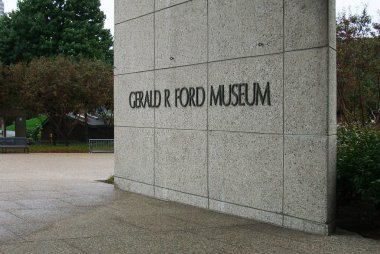 Grand Rapids, Michigan - 9 Ekim: Giriş ve avlu Gerald Ford başkanlık Müzesi 9 Ekim 2009 tarihinde Grand Rapids, Michigan. 1981 yılında açılan müze.