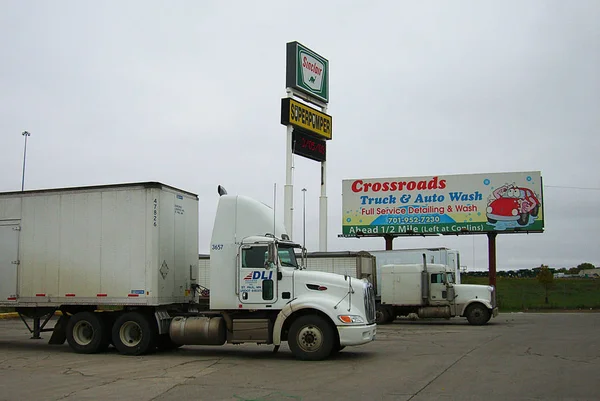 Dickinson North Dakota Oktober 2009 Sinclair Tankstelle Und Werbetafel Der lizenzfreie Stockbilder