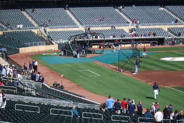 Minneapolis, Minnesota Nisan 22: Hedef Field batting uygulama, Nisan'da Minnesota Twins beyzbol takımının ev 22, 2010 Minneapolis, Minnesota. Hedef Alan 2010 yılında açıldı.