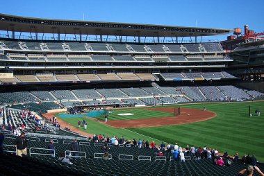 Minneapolis, Minnesota Nisan 22: Hedef Field batting uygulama, Nisan'da Minnesota Twins beyzbol takımının ev 22, 2010 Minneapolis, Minnesota. Hedef Alan 2010 yılında açıldı.