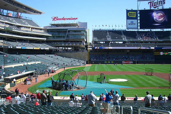 Minneapolis Minnesota Kwietnia Praktyka Mszania Target Field Domu Minnesota Twins — Zdjęcie stockowe