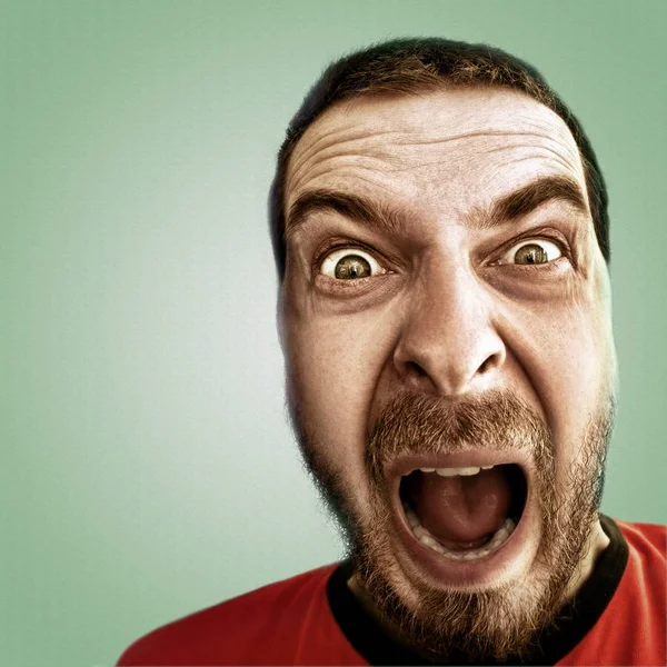 Cara Gritando Hombre Divertido Sorprendido Aislado Verde —  Fotos de Stock