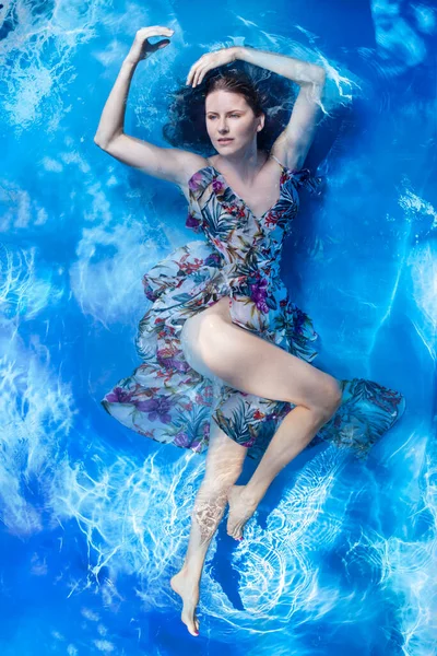 Vacker Kvinna Klänning Som Ligger Ner Blå Kristall Vatten — Stockfoto
