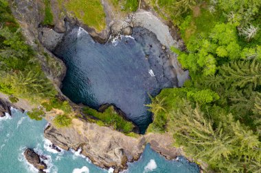 Taşlı ve kumlu güzel bir deniz manzarası. Samuel Boardman Brookings, Oregon, ABD yakınlarındaki manzara koridoru..