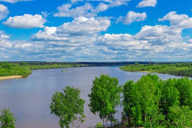 Bir yaz gününde dik banka Vyatka nehirden görünümünü