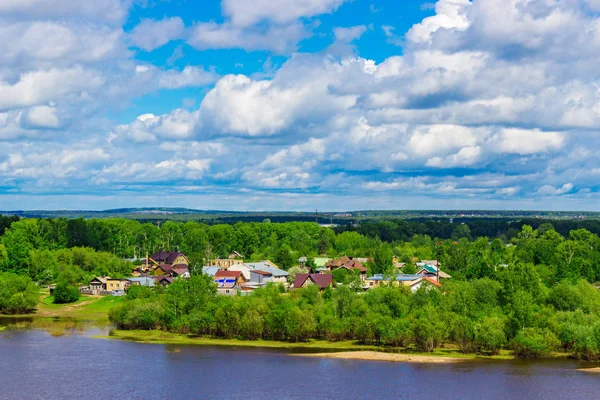 Dorp aan de rivier — Stockfoto