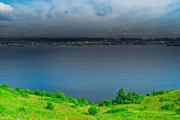 Industrielandschaft hinter dem Fluss — Stockfoto