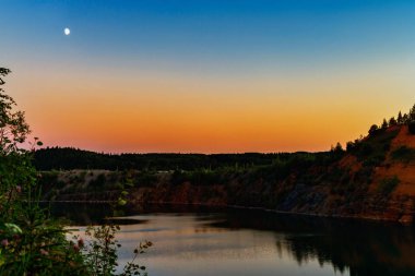 bir yaz akşamında bir dağ gölü moon
