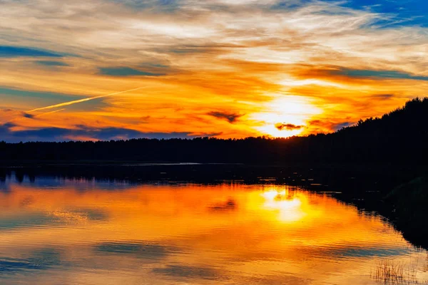 日落在云彩在湖 — 图库照片