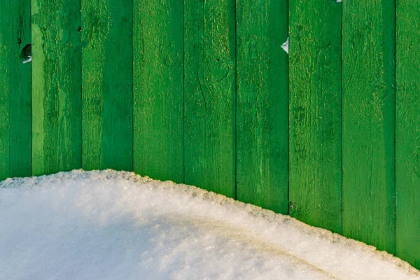 Hintergrund der grünen Bretter im Schnee — Stockfoto
